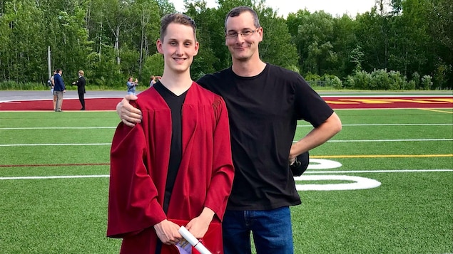 Ezekiel sourit dans une photo avec son père.