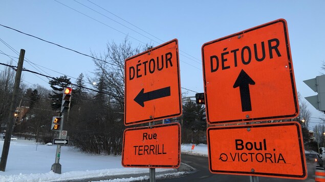 Le pont Saint-François à Sherbrooke est maintenant fermé aux automobilistes jusqu'au mois de septembre. Ici, des pancartes oranges indiquent des détours par la rue Terrill ou le boulevard Victoria. 