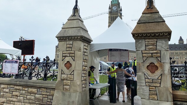 Un poste de sécurité installé à l'entrée de la Colline du Parlement à Ottawa.