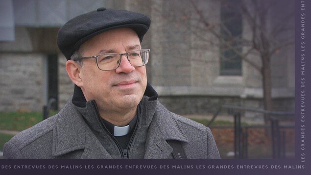 Mgr Marcel Damphousse, souriant devant la caméra.