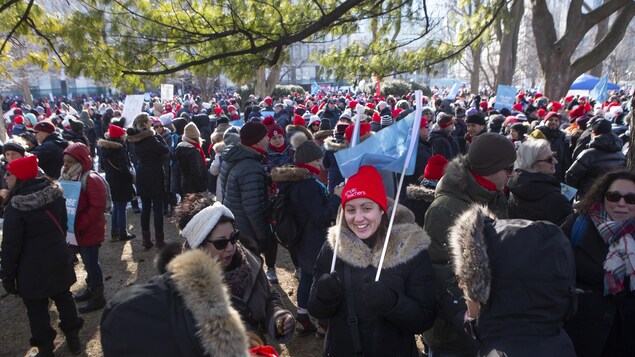Des manifestants sont à l'extérieur