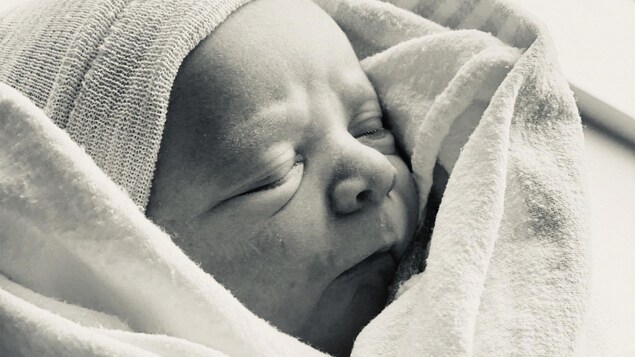 Un gros plan du visage d'un bébé.