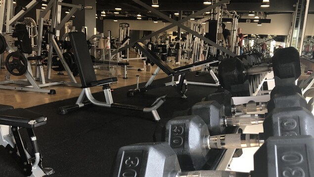 Plan large sur une salle de gym peu occupée