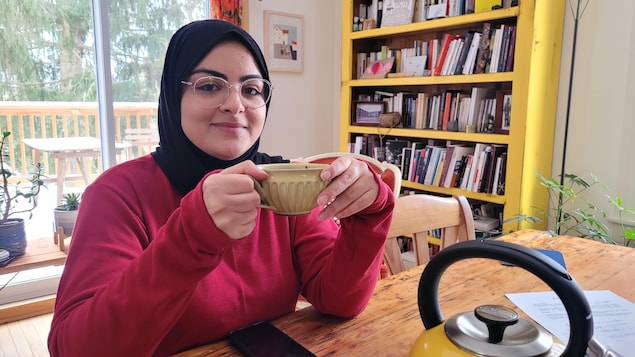 Haya Elsayyed a été accueillie à Sherbrooke par des amis de la famille. Elle est arrivée le 14 février après avoir passé deux mois à Gaza et 45 jours en Égypte. On la voit ici regardant la caméra, une tasse de thé à la main. 