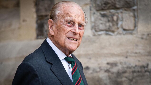 Le prince Philippe sourit.