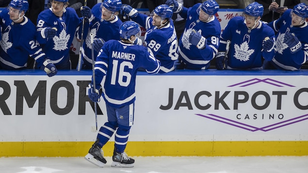 Mitch Marner (16) des Maple Leafs de Toronto célèbre un but contre les Sénateurs d'Ottawa en première période des séries éliminatoires de la LNH à Toronto, le dimanche 20 avril 2025.