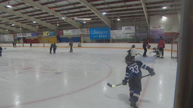 Le hockey « timbits » à l'Aréna Notre-Dame dans le quartier de Saint-Boniface à Winnipeg.