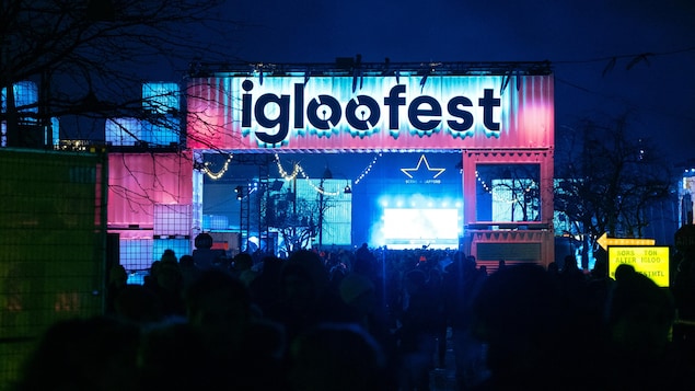 L'entrée de l'Igloofest où l'on peut voir le logo de l'événement en gros.