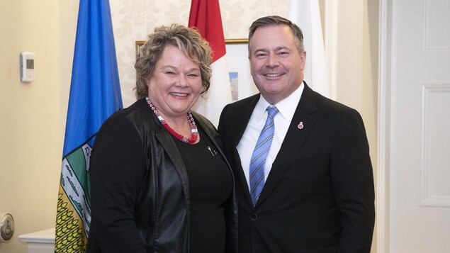 Jackie Armstrong Homeniuk estrecha la mano de Jason Kenney durante el cambio de gabinete del 21 de junio de 2022.
