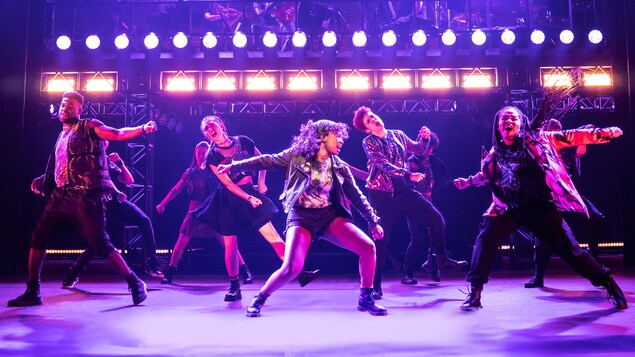 Des danseurs en performance sur une scène.