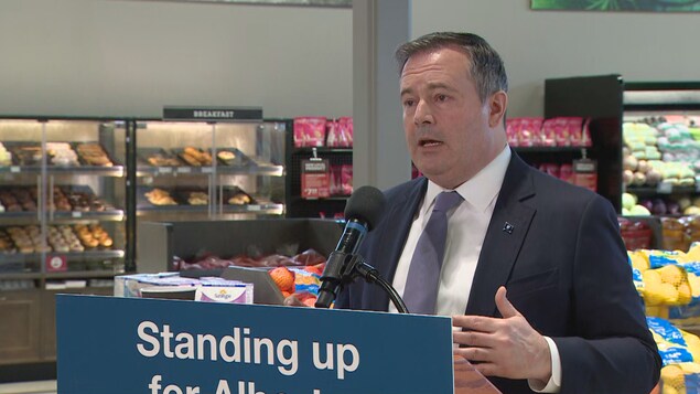 Jason Kenney réclame d’Ottawa la suspension des hausses à la taxe carbone