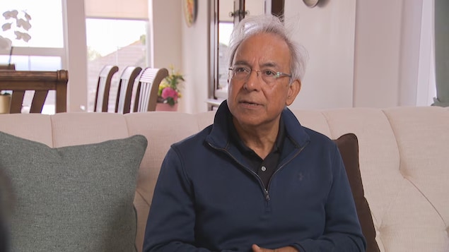 Jatindher Bhan discute dans un salon pendant une entrevue. 