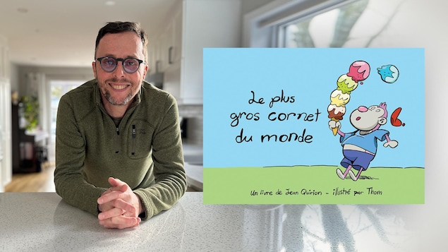 Montage d'un portrait de Jean Quirion, souriant, appuyé sur un comptoir de cuisine aux côtés de la couverture de son livre «Le plus gros cornet du monde».