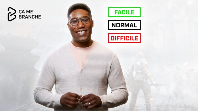 Un homme souriant face à la caméra.
