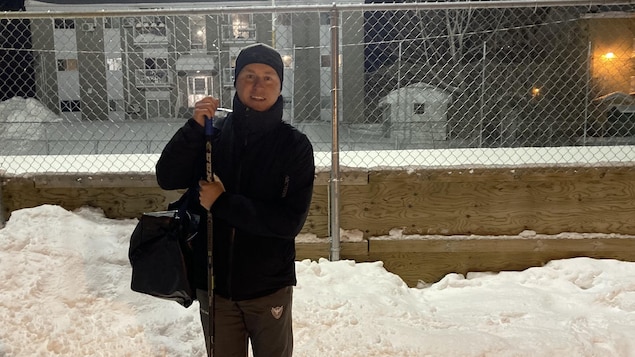Jocelyn Thibault tient un bâton de hockey dehors. 