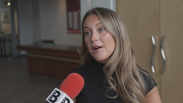 Josiane derrière un microphone.