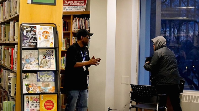 Justice Moyo discute avec un client à la bibliothèque centrale de Red Deer en mars 2026.