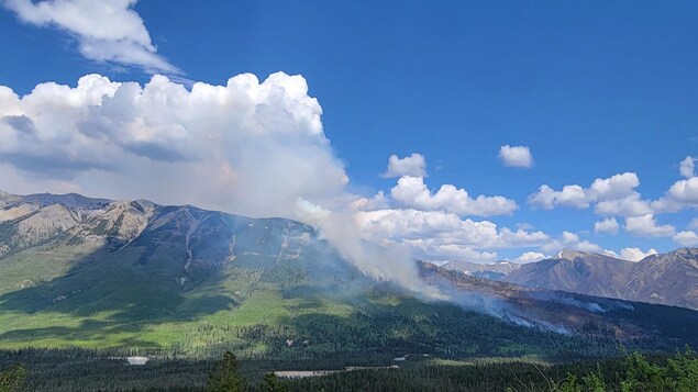 Le feu dans le parc national Kootenay n’est toujours pas maîtrisé