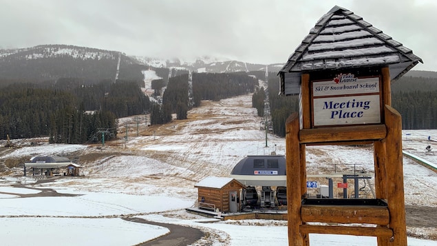 Entre COVID-19 et pénurie de personnel, les stations de ski espèrent une belle saison