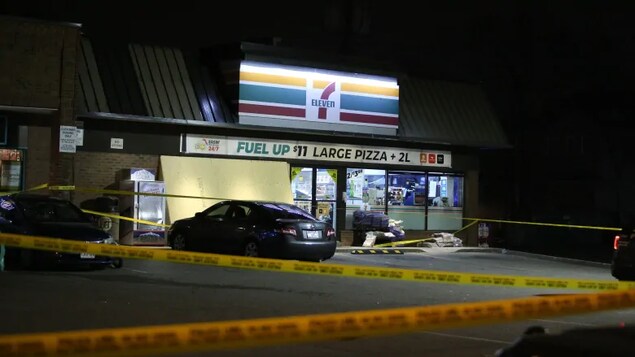 Un magasin Seven-Eleven est bouclé après avoir été le lieu de l'intervention lors de laquelle la police a fait feu sur l'homme.