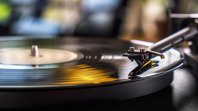 Un disque vinyle sur une table tournante. 