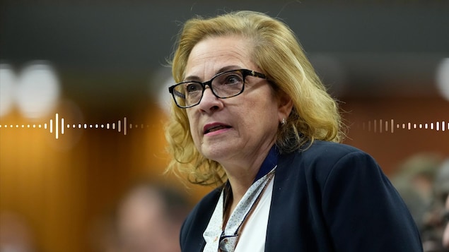 Le profil gauche de la députée, debout en Chambre.