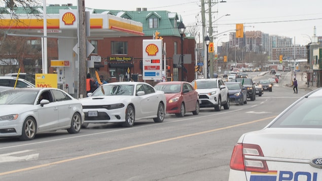 Des voitures défilent devant le Haut-commissariat de l'Inde à Ottawa.