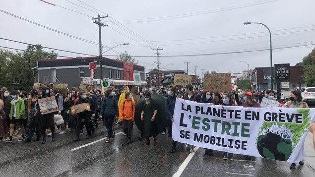 Imposante manifestation pour le climat à Sherbrooke