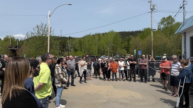 Des groupes de citoyens se sont rassemblés aux quais de Forestville (ci-dessus) et de Rimouski pour manifester en faveur du retour rapide de la traverse entre les deux villes.