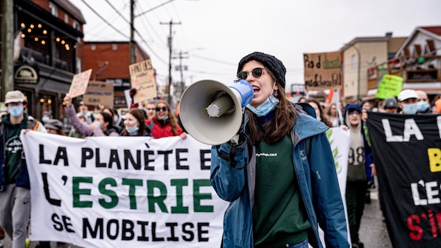 Des centaines d’étudiants marchent pour le climat à Sherbrooke