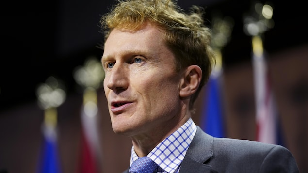 Le ministre Marc Miller en conférence de presse.