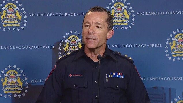 Le chef de la police de Calgary, Mark Neufeld, en conférence de presse.