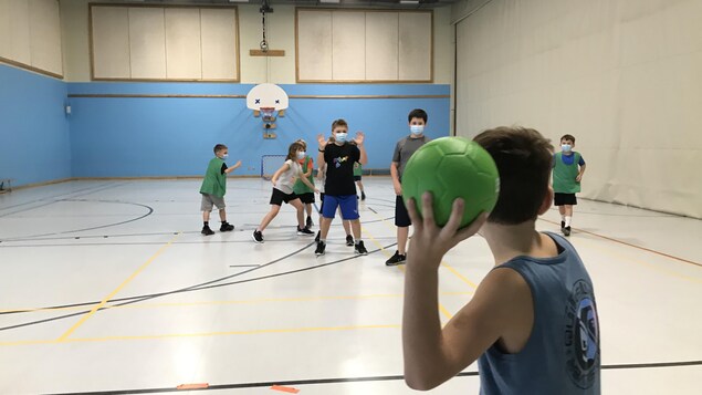 Le masque est de retour dans les cours d’éducation physique de Granby