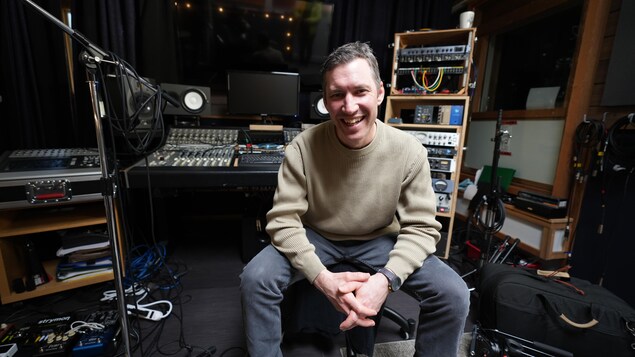 Mat Bergeron sourit devant la table de contrôle de son studio.