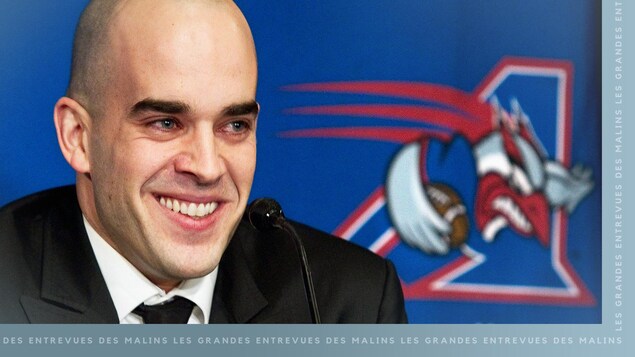 Matthieu Proulx souriant durant une conférence de presse des Alouettes de Montréal.
