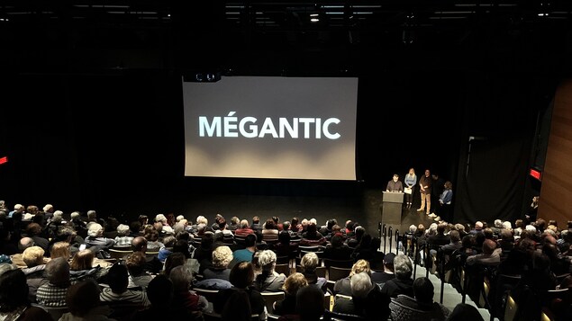 Une salle pleine pour regarder la télésérie « Mégantic »