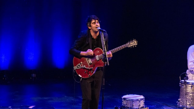Mehdi Cayenne joue de la guitare sur scène à Winnipeg.