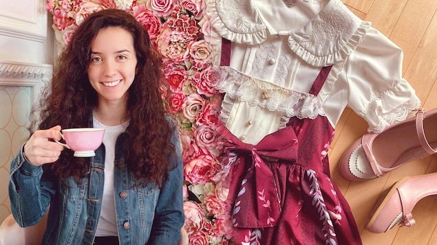 À gauche : une jeune fille souriante tenant une tasse devant un mur rempli de fleurs. À droite : une robe et des souliers.