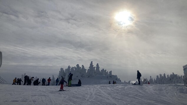 Des skieurs au sommet du mont Orford .