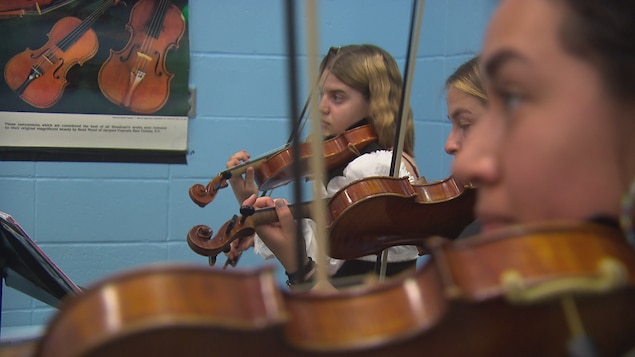 De jeunes violonistes en action