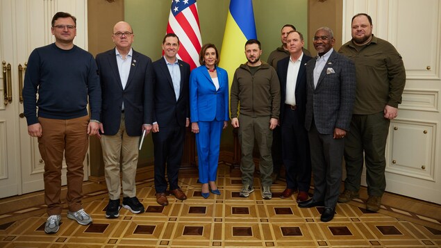La présidente de la Chambre des représentants à Washington, Nancy Pelosi, rencontre le président de l’Ukraine, Vladimir Zelensky.