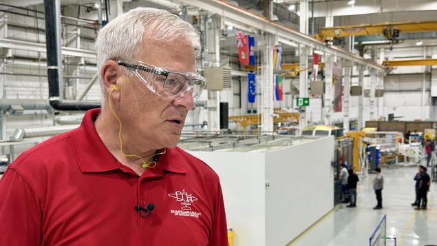 Neil Sweeney en entrevue à l'usine de production de De Havilland Canada, à Calgary, en août 2026.