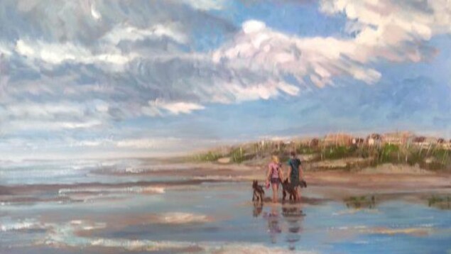 Une peinture à l'acrylique d'un couple qui promène des chiens sur une plage.