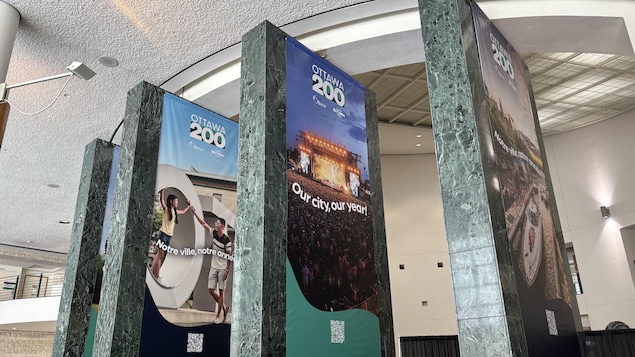Des affiches qui font la promotion des activités du 200e anniversaire de la ville d'Ottawa.