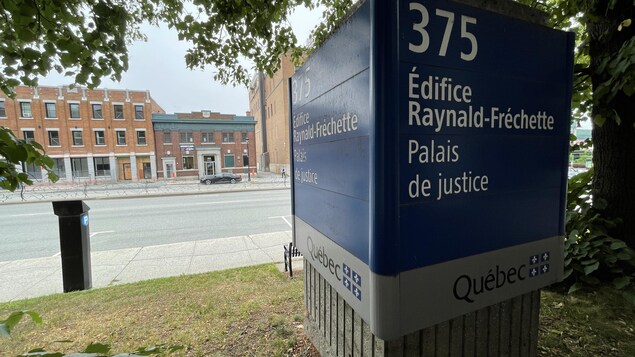 Le faux policier comparaît devant le tribunal à Sherbrooke