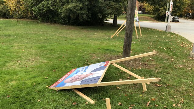 Un parc et des pancartes vandalisés par un véhicule