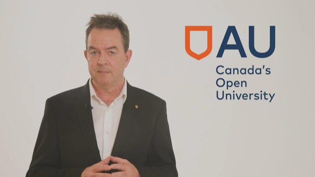Peter Scott dans une vidéo avec le logo et une inscription en anglais disant «L'université ouverte du Canada».