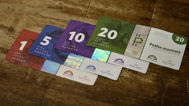 Des billets de la Petite-monnaie.