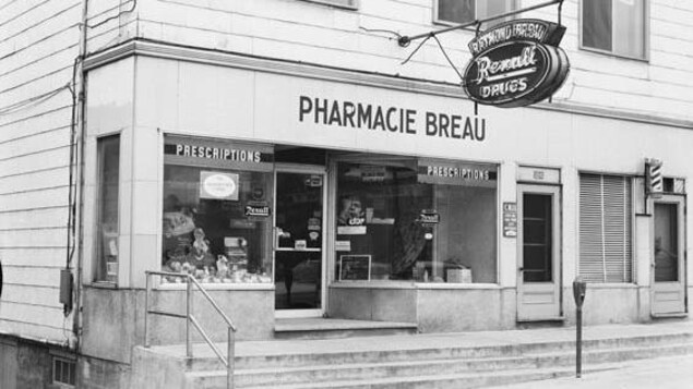 Vieille photographie d'une pharmacie.