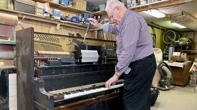 Aimé Dery dans son atelier à Edmonton, répare un piano. 
Edmonton
22 avril 2022